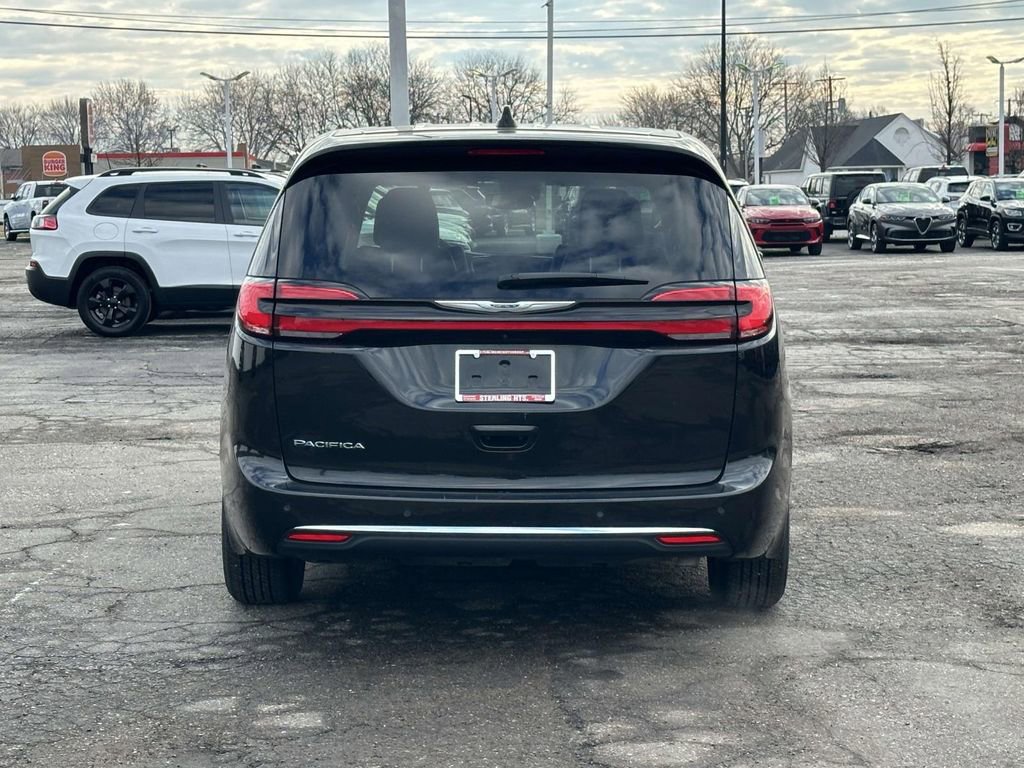 Used 2023 Chrysler Pacifica Touring-L image 5