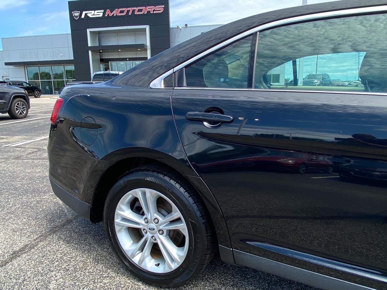 Used 2017 Ford Taurus SE FWD image 14