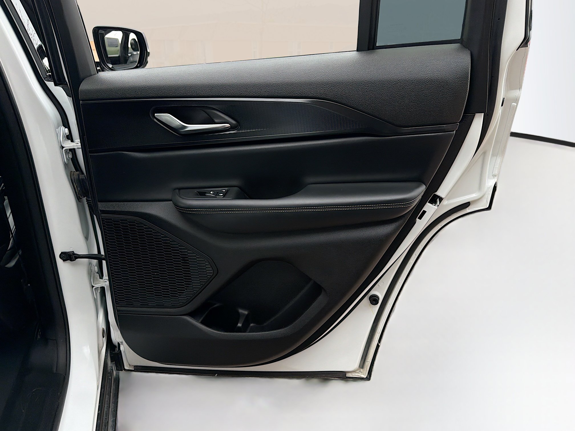 Used 2024 Jeep Grand Cherokee Altitude AWD/4WD image 32