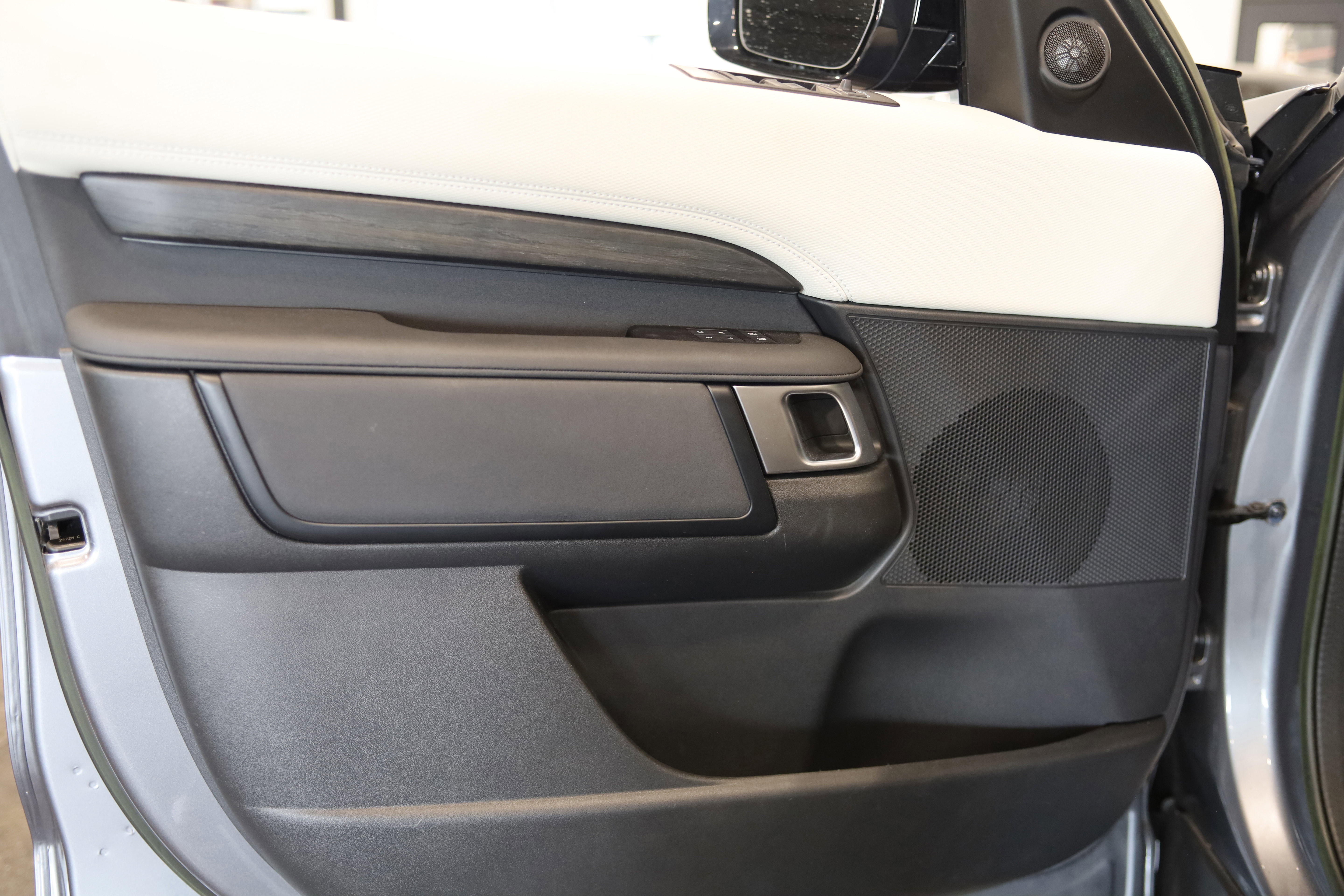 Used 2023 Land Rover Discovery S R-Dynamic AWD/4WD image 14