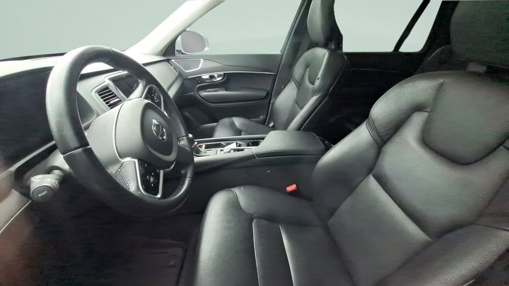 Used 2020 Volvo XC90 T6 Momentum image 3