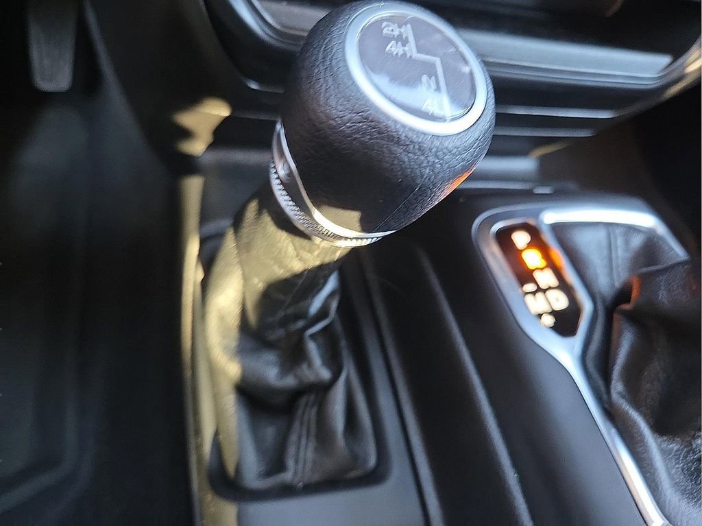 Used 2023 Jeep Gladiator Sport AWD/4WD image 16