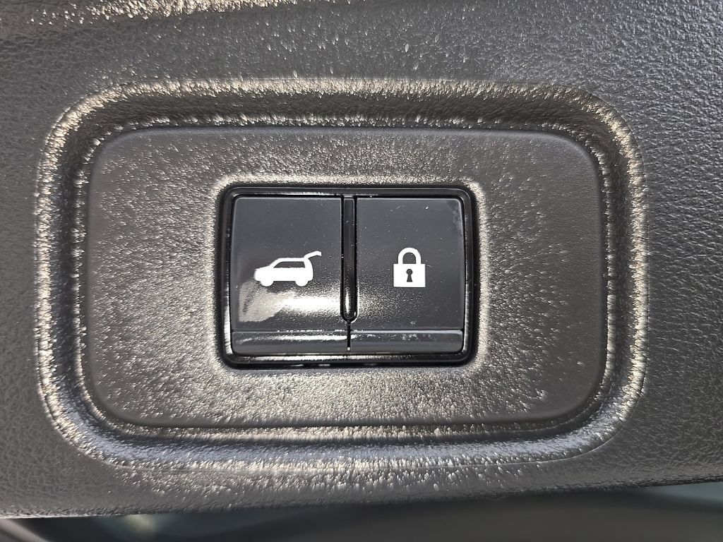 Used 2023 Nissan Pathfinder SL w/ Lighting Package (N92) FWD image 33