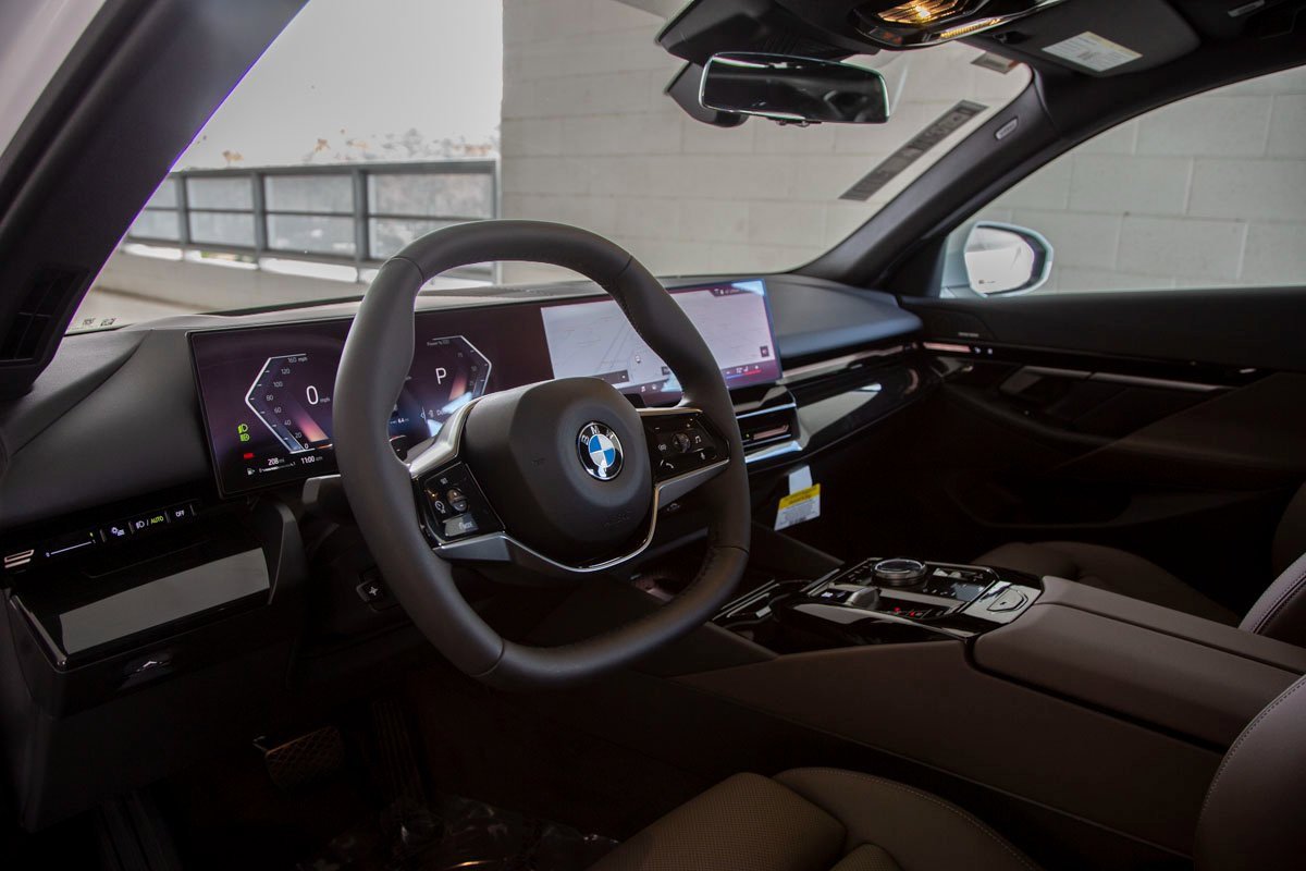 Used 2025 BMW 530i xDrive 530i xDrive w/ Premium Package image 17