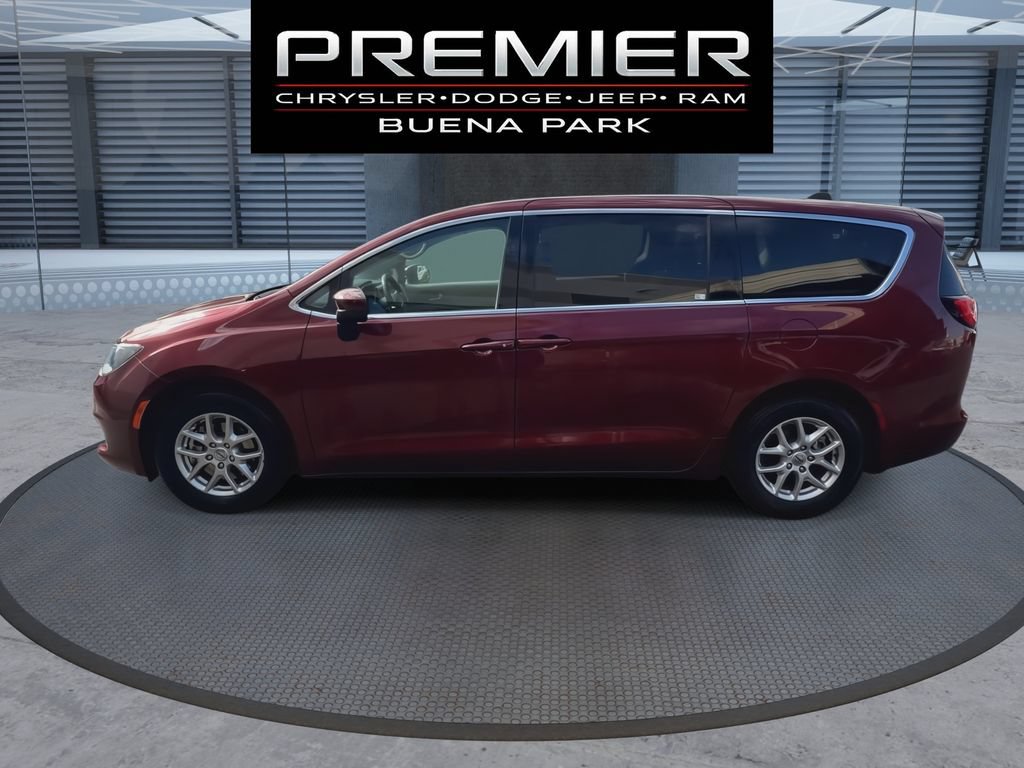 Used 2023 Chrysler Voyager LX FWD image 5