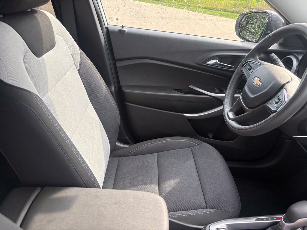 Used 2025 Chevrolet Trax LS FWD image 28