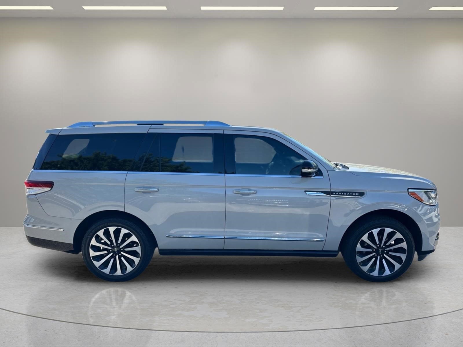 Used 2024 Lincoln Navigator Reserve AWD/4WD image 6