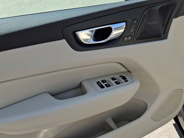 Used 2023 Volvo XC60 B6 Ultimate w/ Climate Package image 12