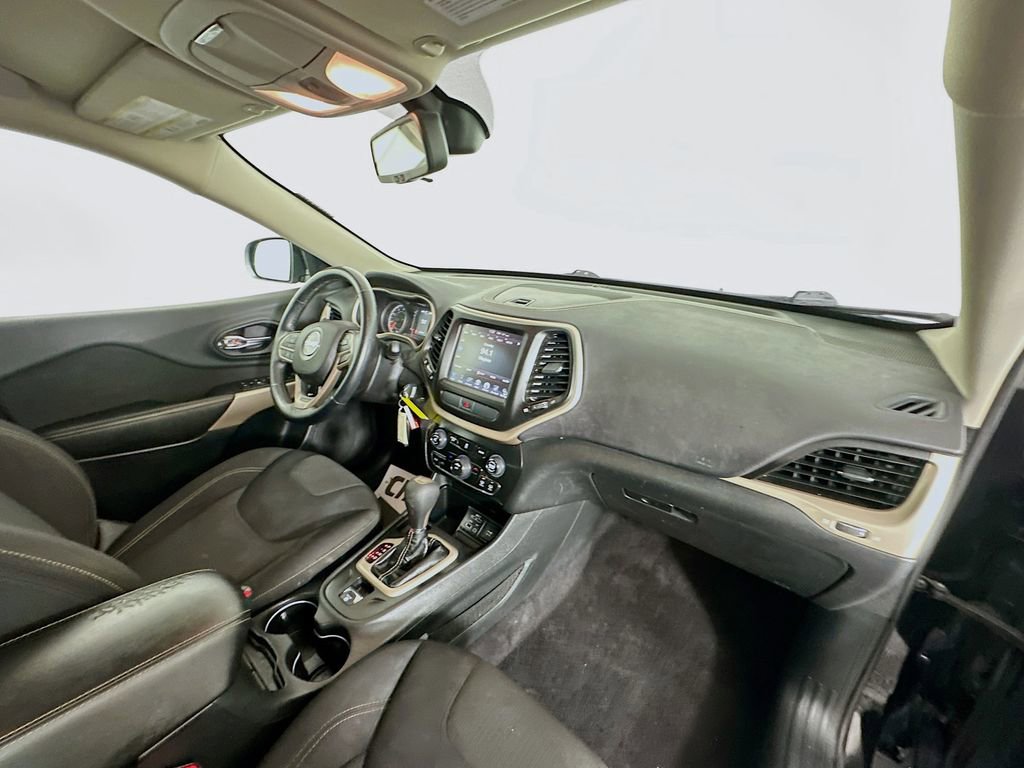 Used 2017 Jeep Cherokee Latitude w/ Cold Weather Group image 26