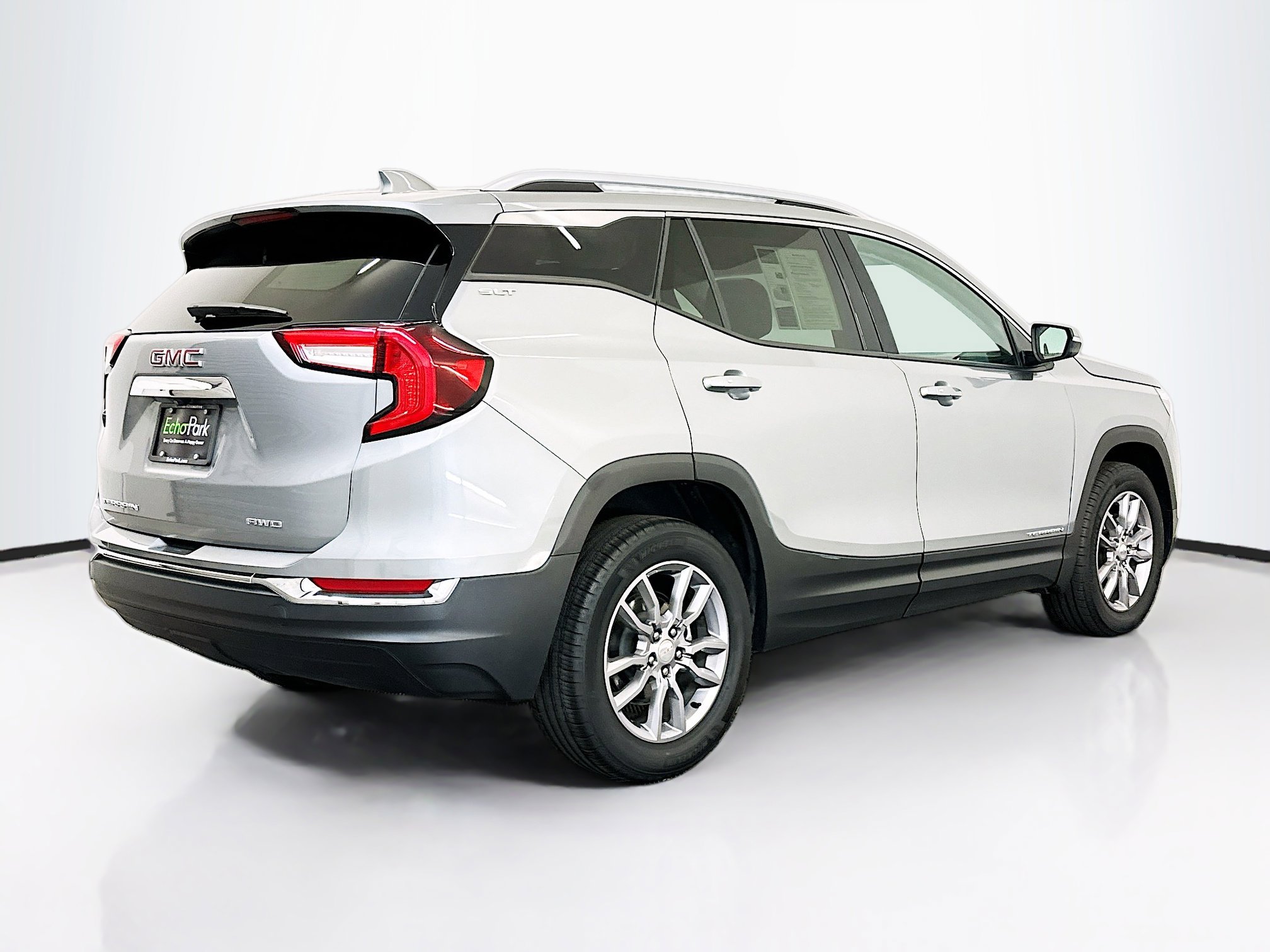 Used 2024 GMC Terrain SLT image 9