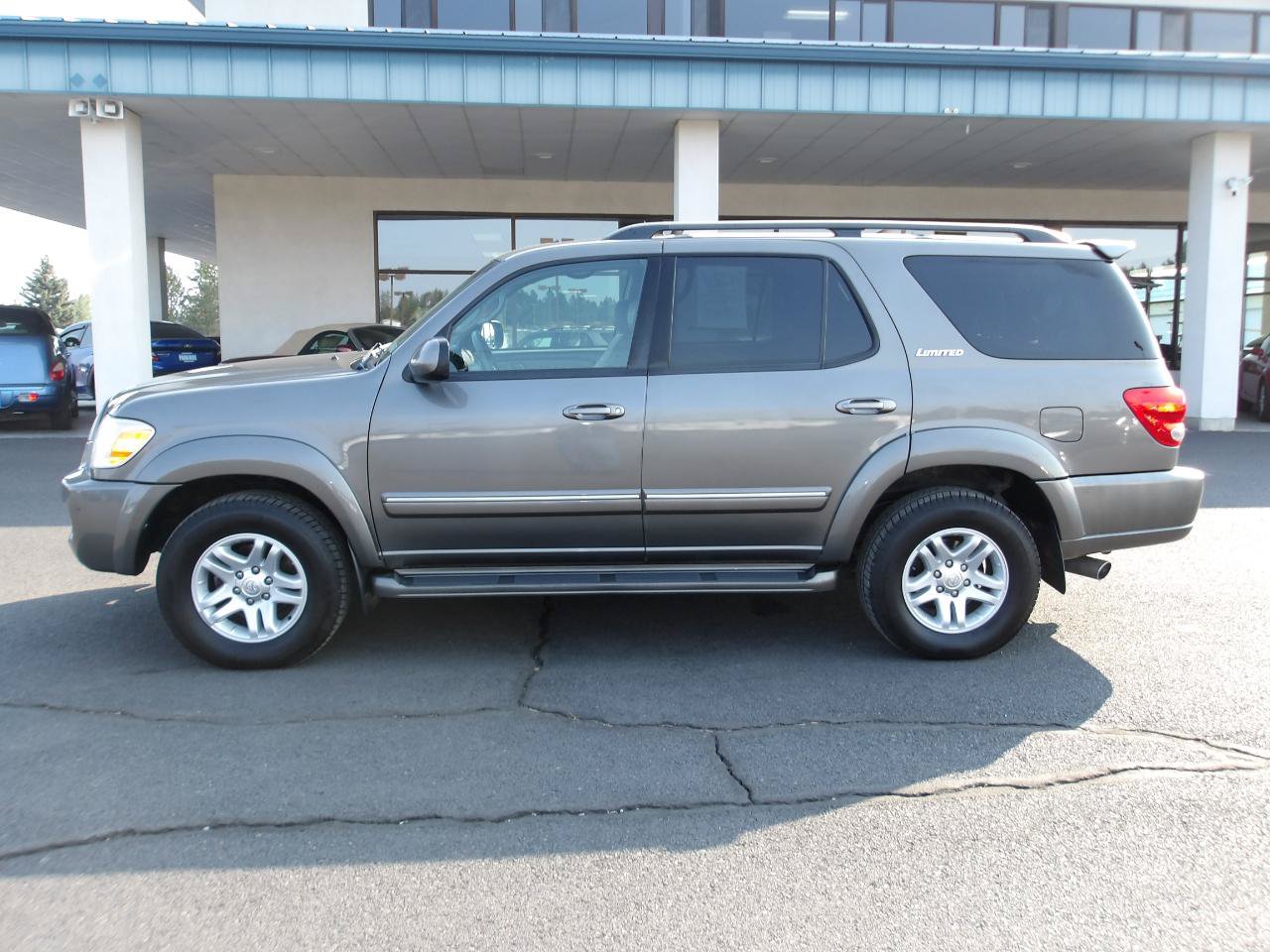 Used 2006 Toyota Sequoia Limited AWD/4WD image 2