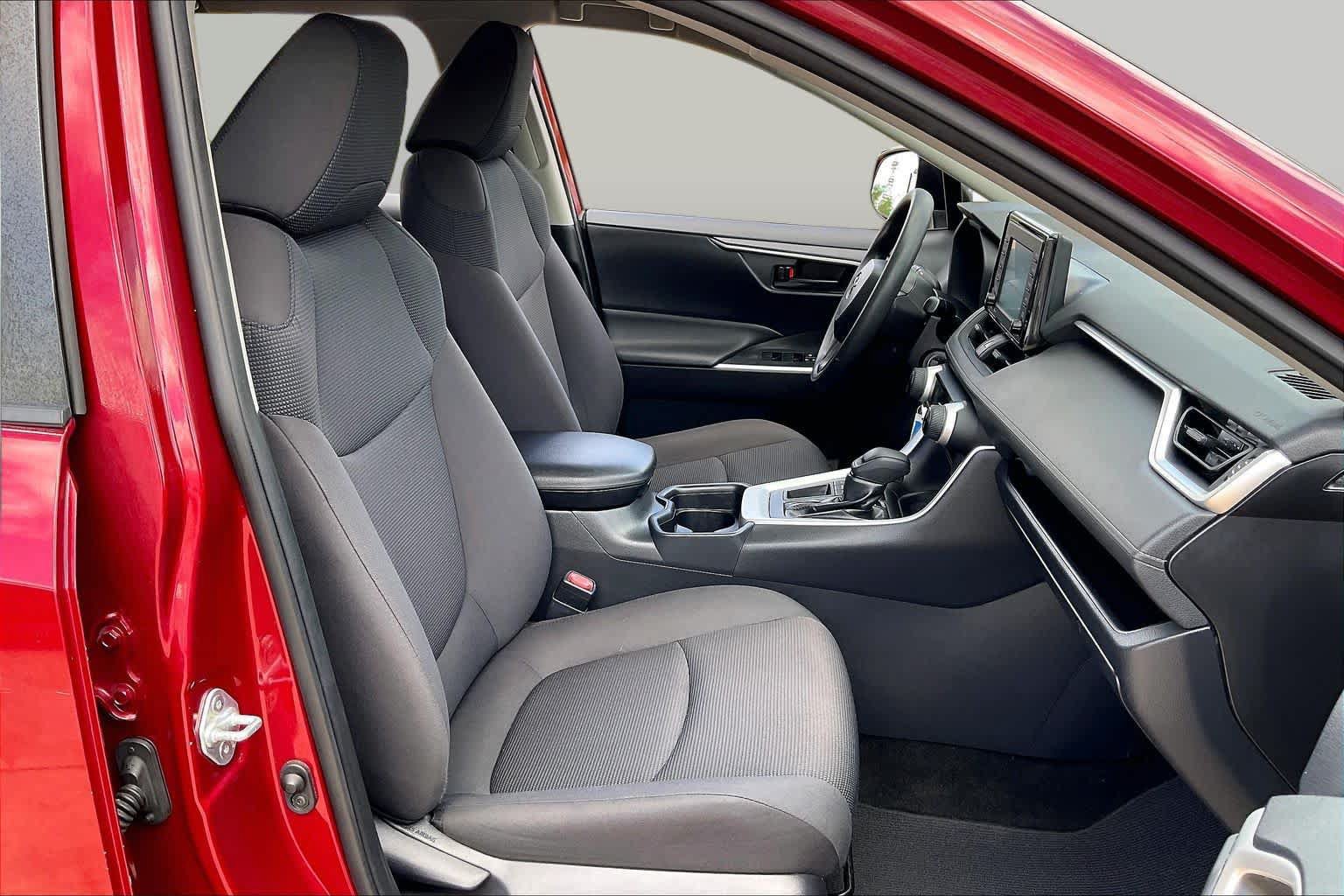 Used 2020 Toyota RAV4 LE FWD image 9