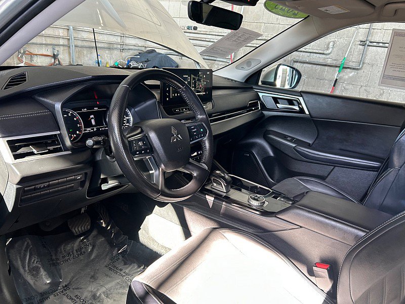 Used 2025 Mitsubishi Outlander SE FWD image 18
