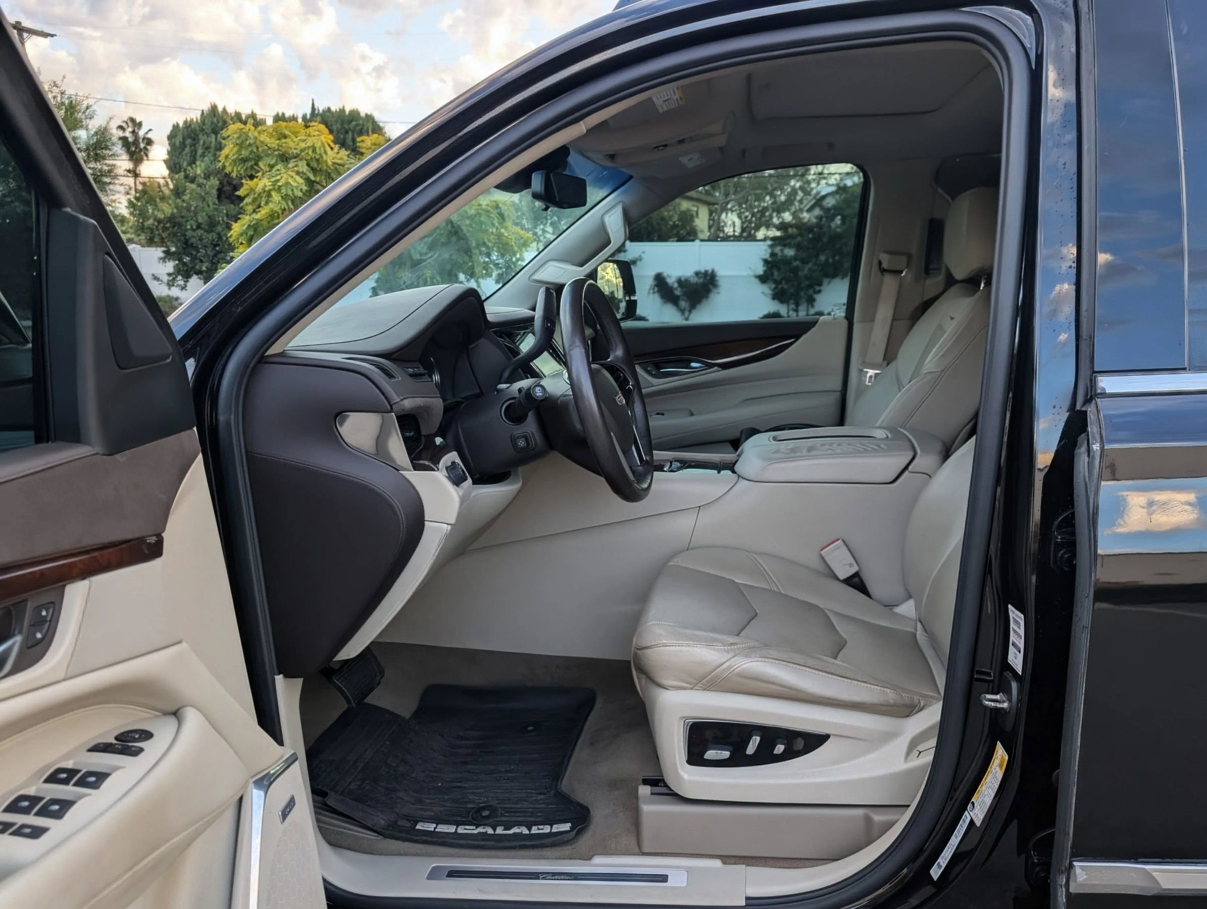 Used 2017 Cadillac Escalade Premium Luxury image 23