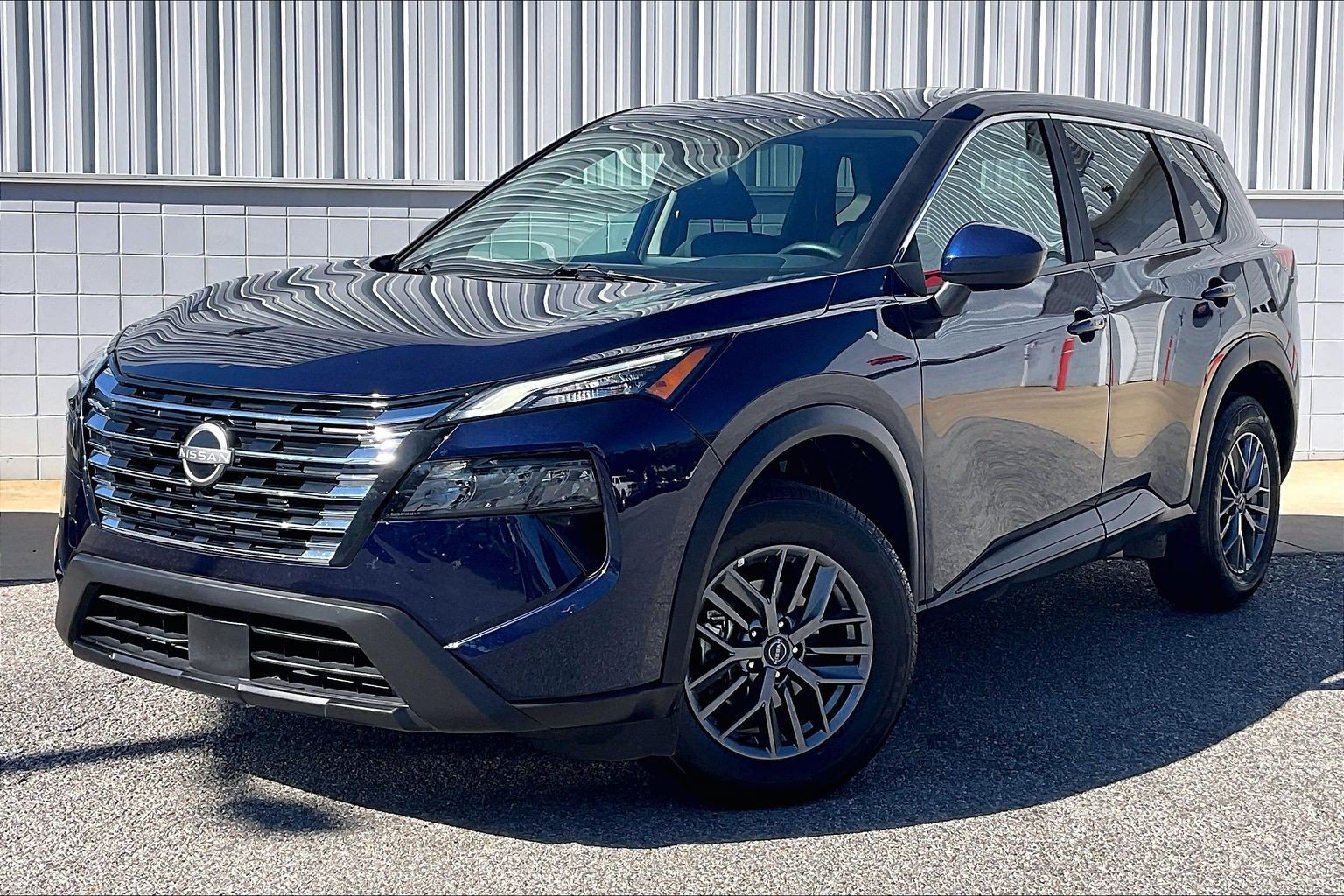 Used 2026 Nissan Rogue SV AWD/4WD image 2