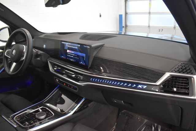 Used 2026 BMW X7 xDrive40i w/ M Sport Package AWD/4WD image 18