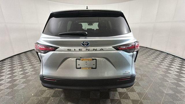 Used 2021 Toyota Sienna XLE FWD image 4