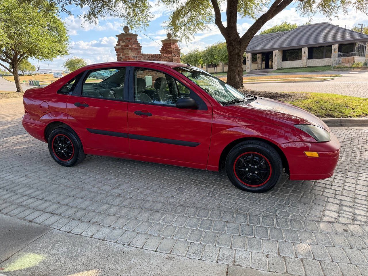 Used 2002 Ford Focus LX FWD image 2