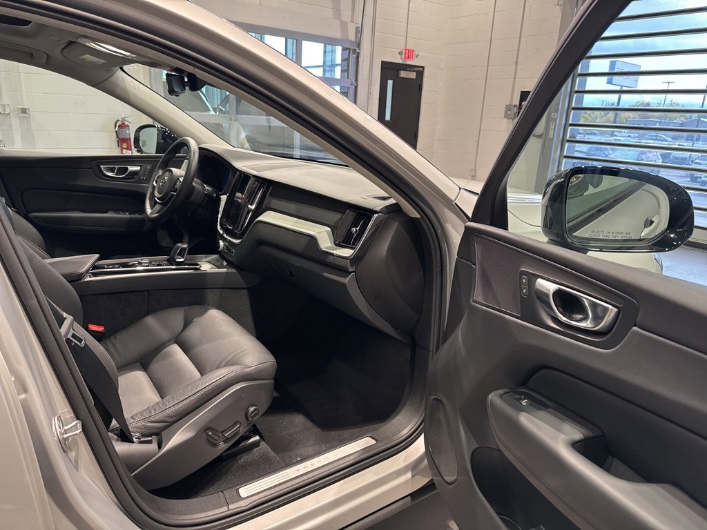 Used 2025 Volvo XC60 B5 Plus image 36
