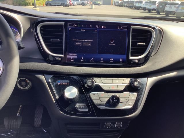Used 2025 Chrysler Pacifica Select image 17