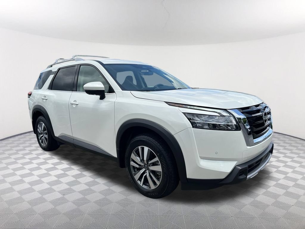 Used 2024 Nissan Pathfinder SL FWD image 3