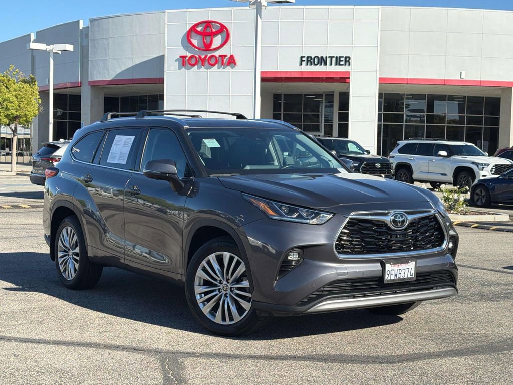 Used 2023 Toyota Highlander Platinum image 1