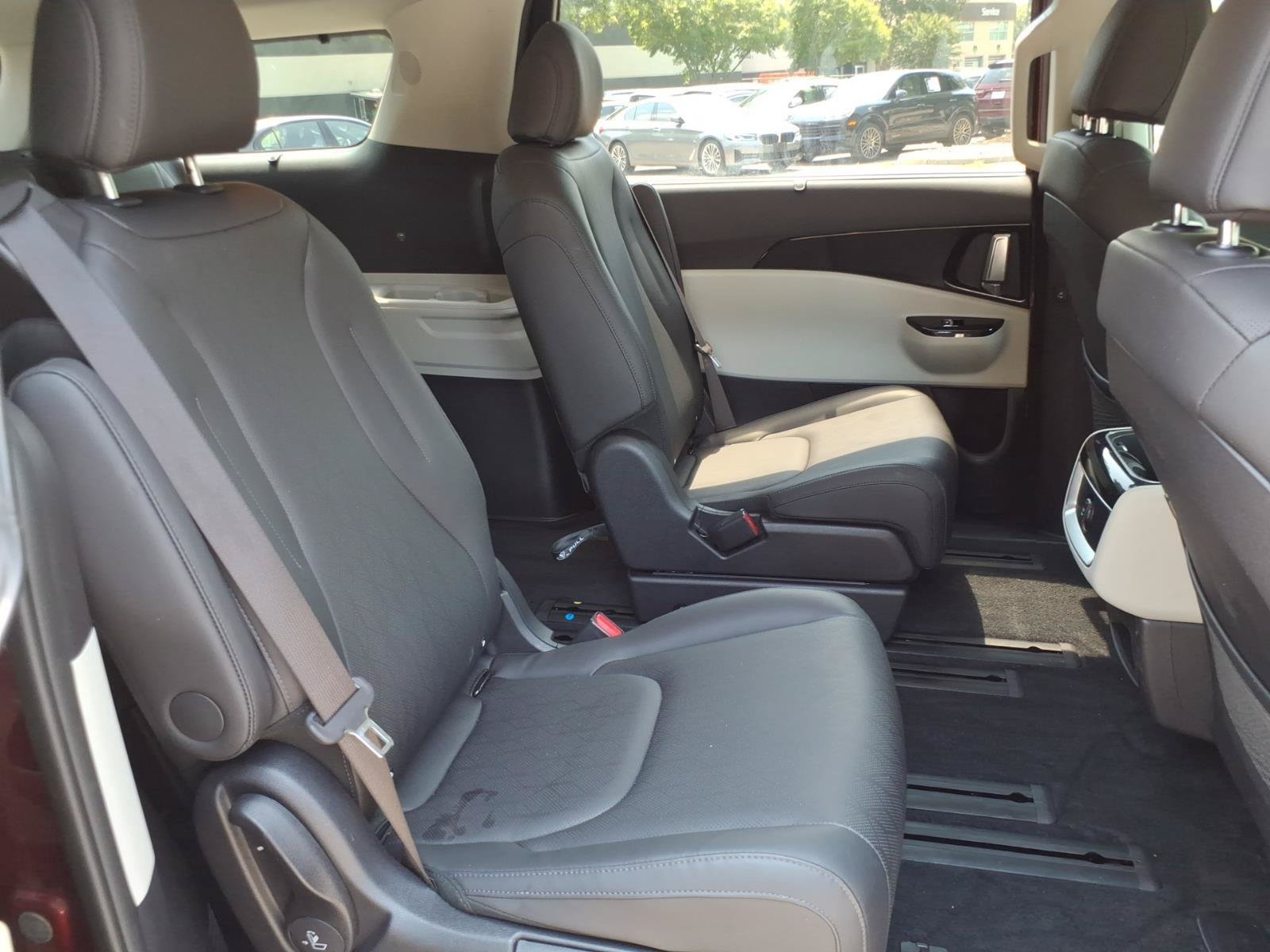 Used 2024 Kia Carnival EX FWD image 24