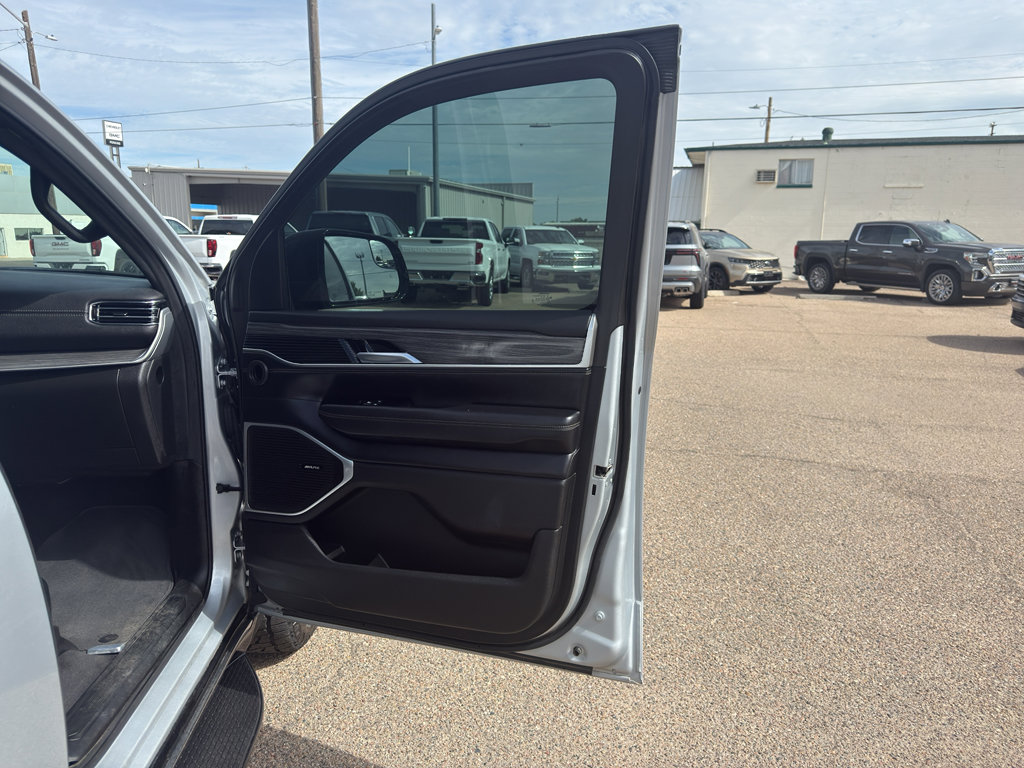 Used 2023 Jeep Wagoneer Series III w/ Preferred Equipment Group image 12