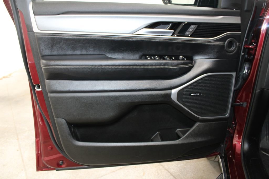 Used 2025 Jeep Wagoneer L Series II w/ 8-pass Seating Package image 21