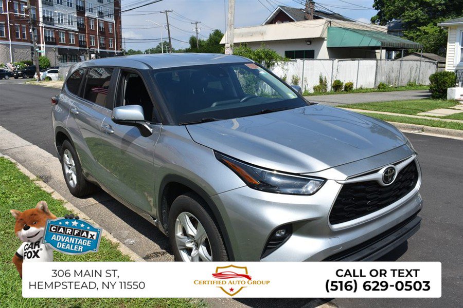 Used 2025 Toyota Highlander LE FWD image 4