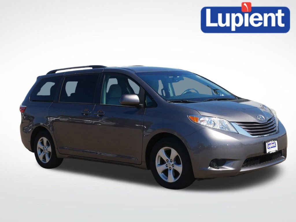 Used 2015 Toyota Sienna LE image 1