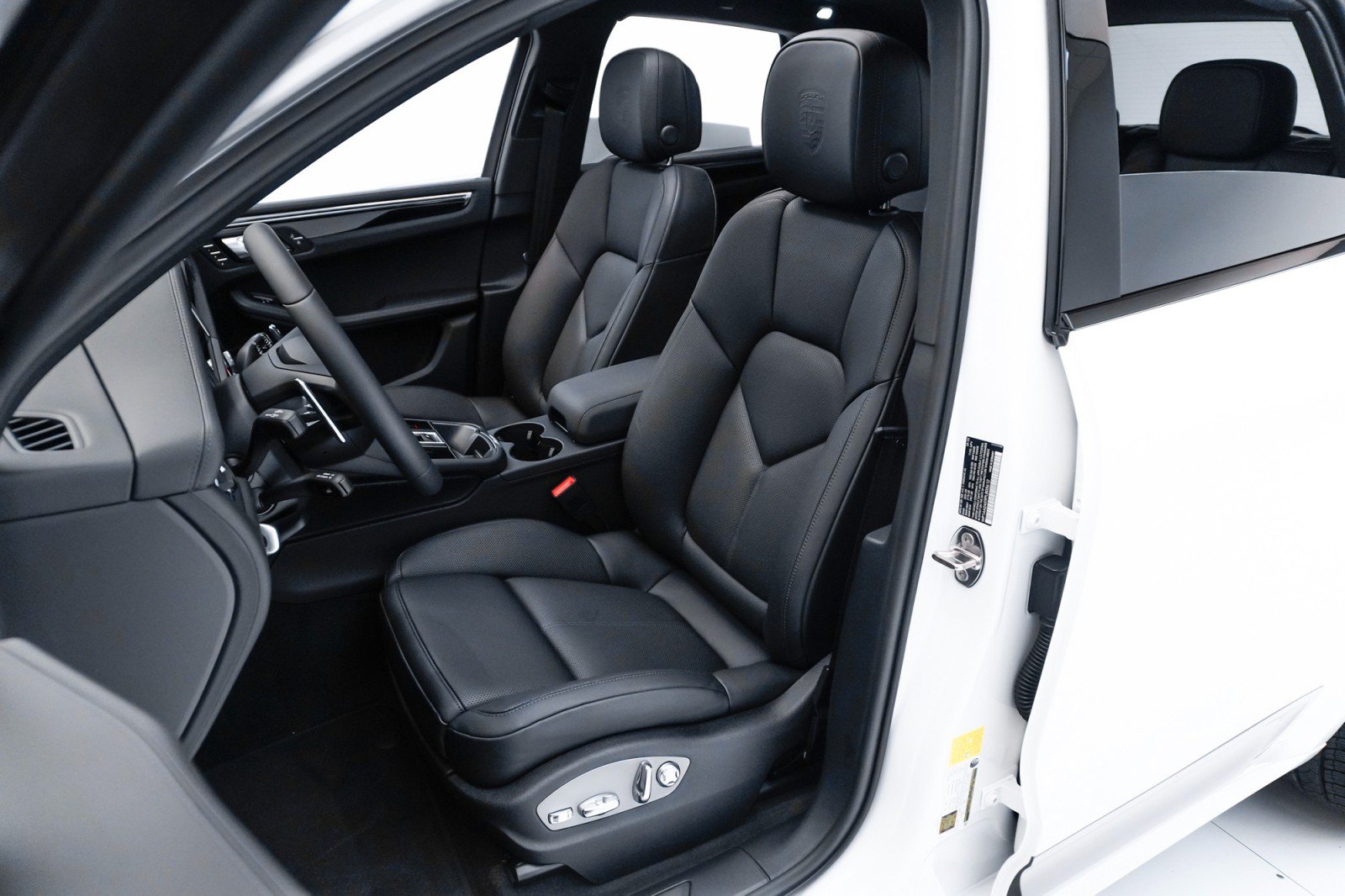 Certified 2023 Porsche Macan Turbo AWD/4WD image 5