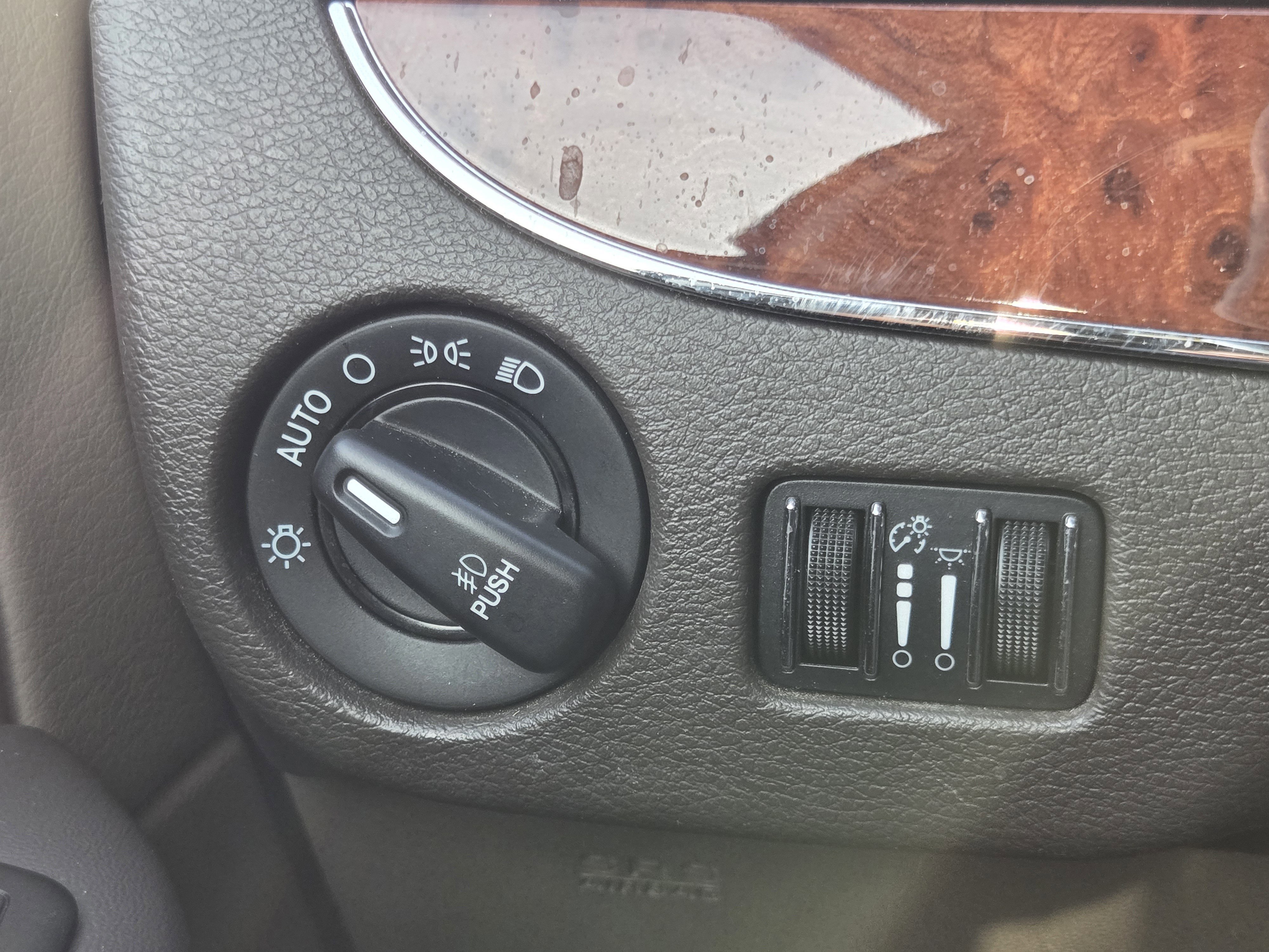 Used 2013 Chrysler Town & Country Touring-L w/ Driver Convenience Group FWD image 17