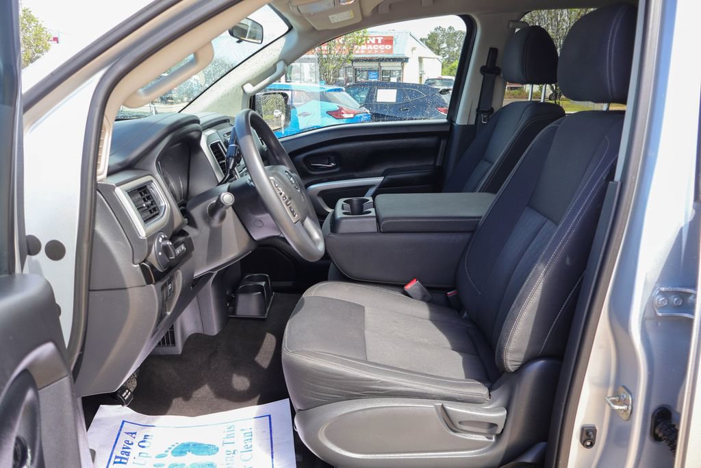 Used 2019 Nissan Titan SV image 7