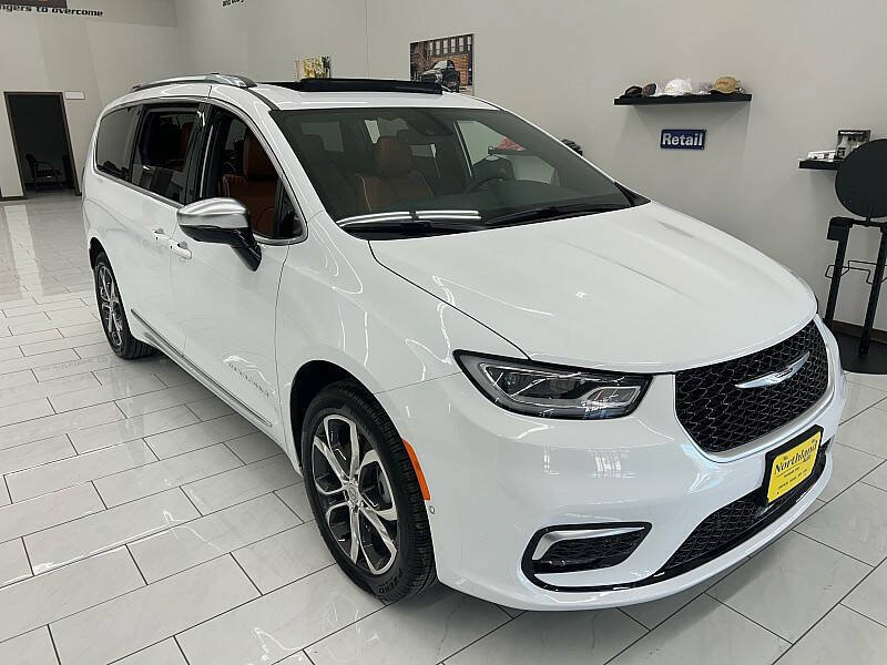 New 2026 Chrysler Pacifica Pinnacle w/ Trailer Tow Group