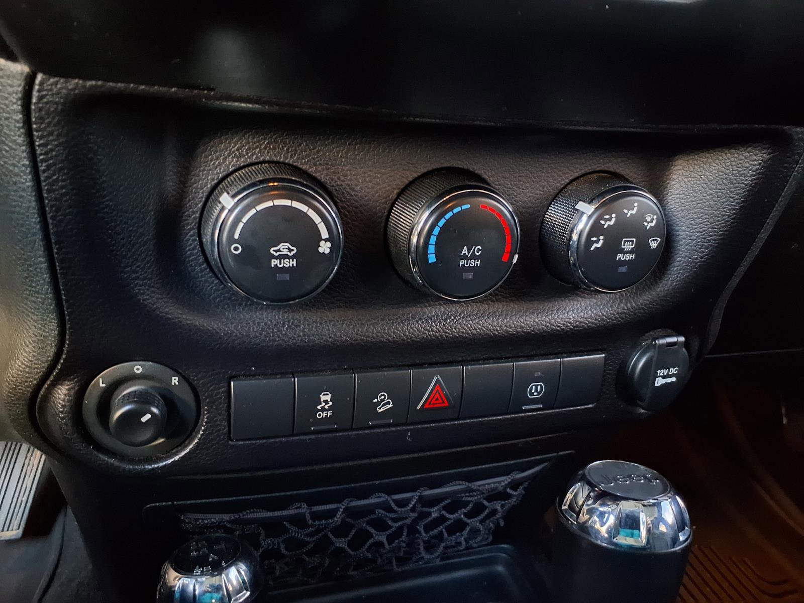 Used 2018 Jeep Wrangler Unlimited Sahara w/ Connectivity Group image 20