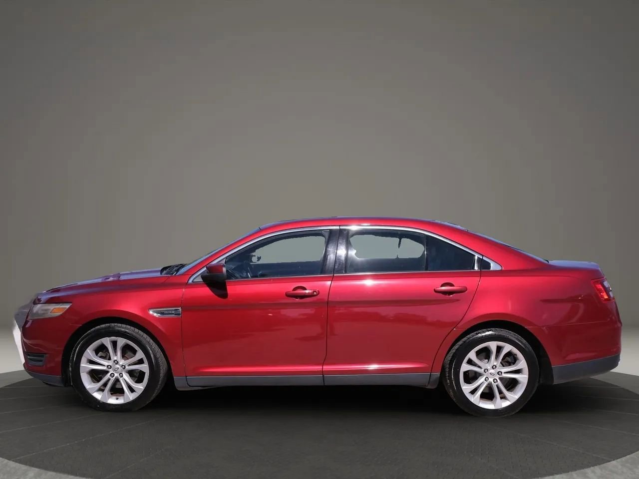 Used 2013 Ford Taurus SEL image 2