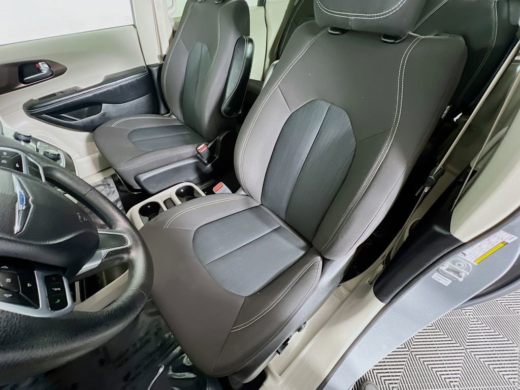 Used 2020 Chrysler Voyager LX image 19
