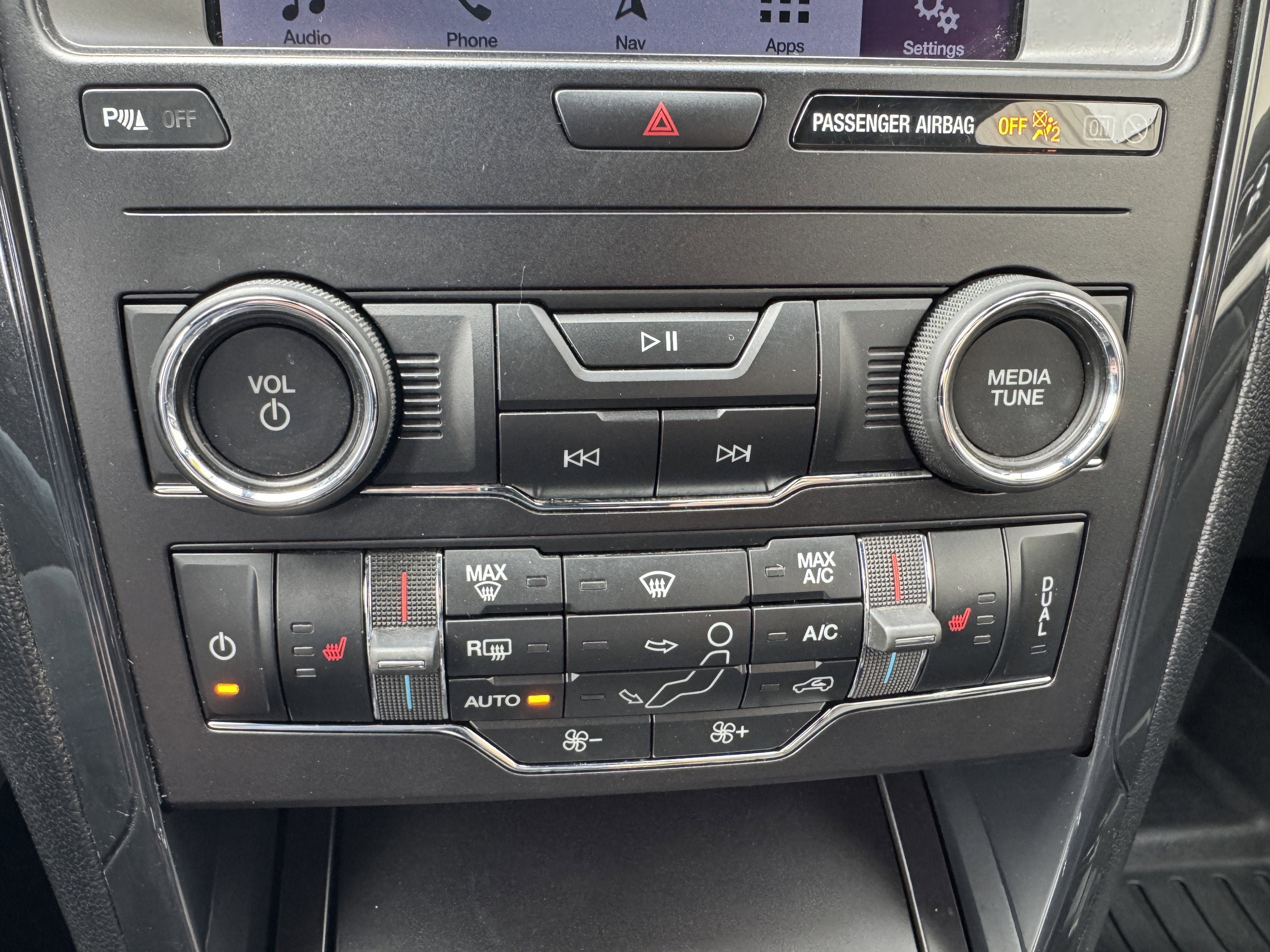 Used 2019 Ford Explorer XLT w/ Equipment Group 202A AWD/4WD image 17
