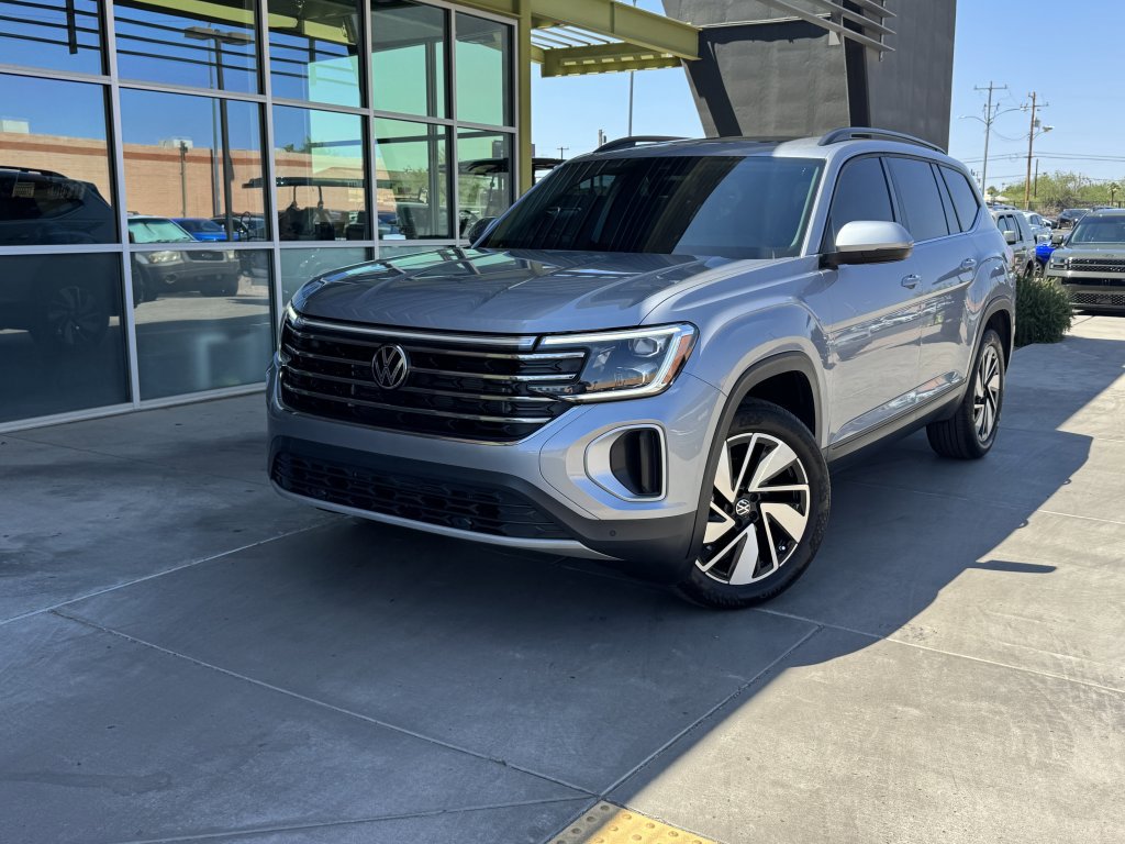 Used 2024 Volkswagen Atlas SE w/ Panoramic Sunroof Package image 2