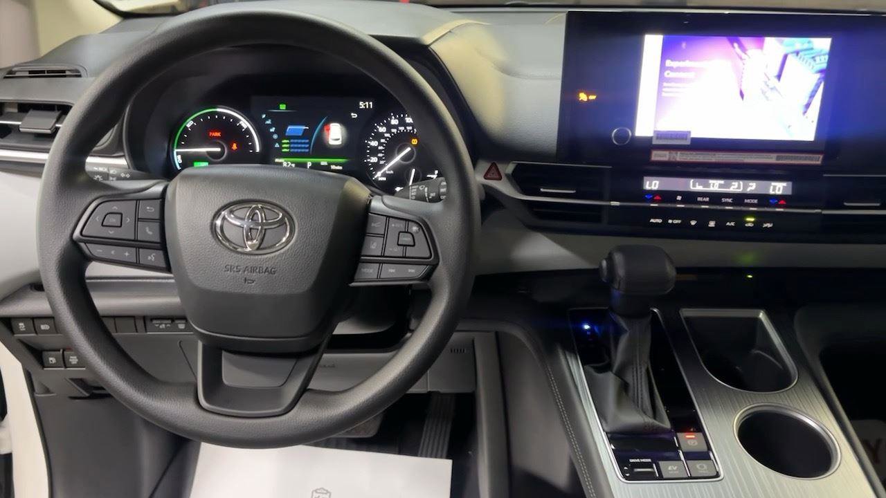 Used 2025 Toyota Sienna LE image 29