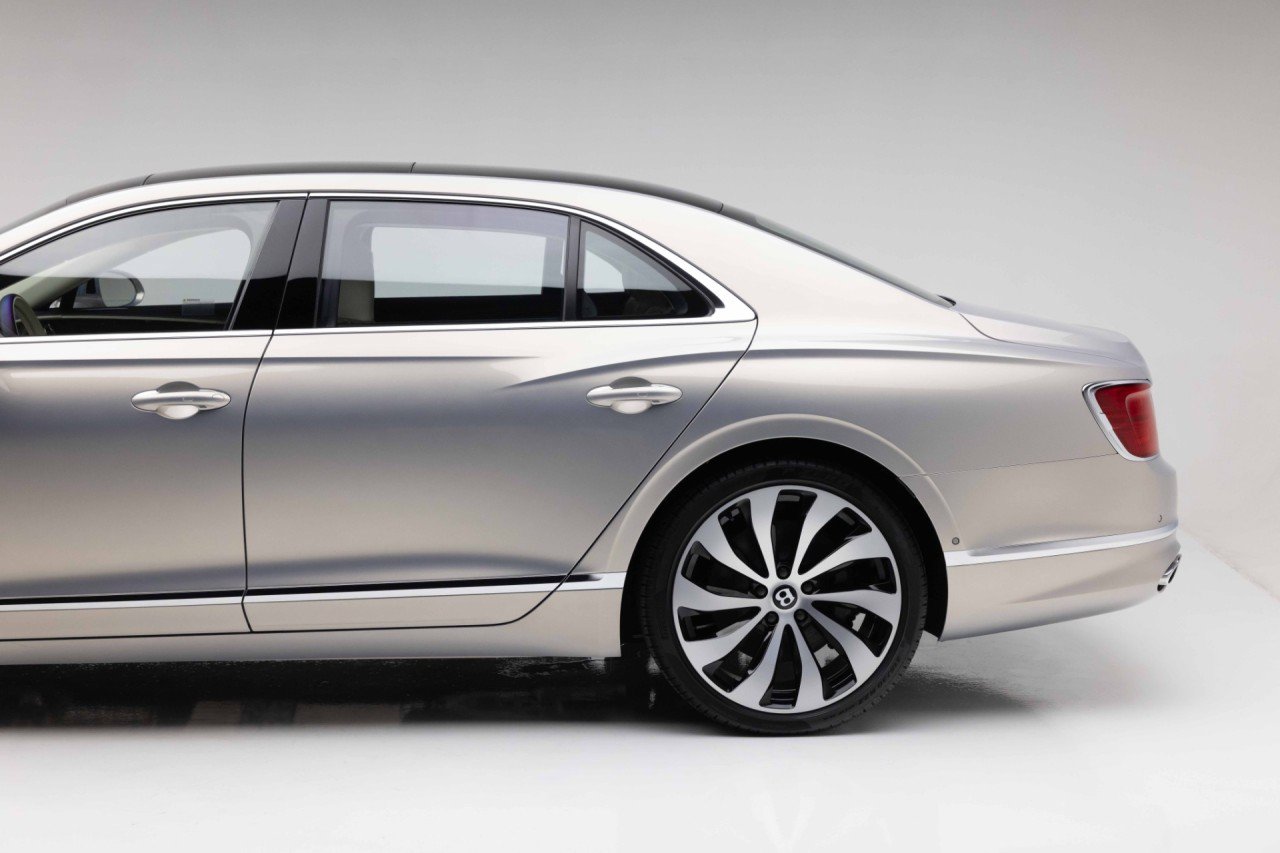 Used 2024 Bentley Flying Spur Azure AWD/4WD image 23