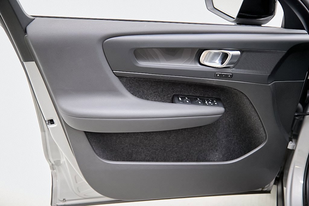 Certified 2023 Volvo C40 Recharge Core w/ Protection Package Premier image 10