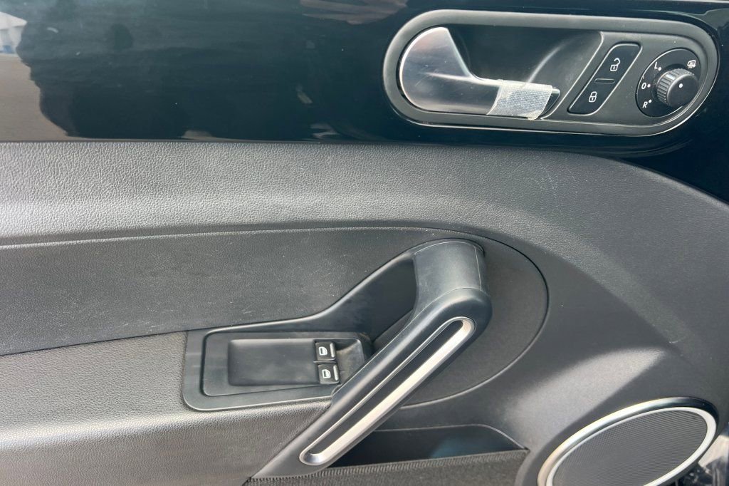 Used 2013 Volkswagen Beetle 2.5 image 8