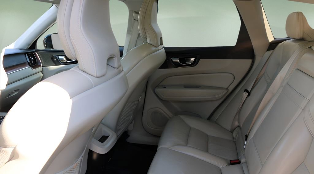 Used 2021 Volvo XC60 T6 Momentum AWD/4WD image 13