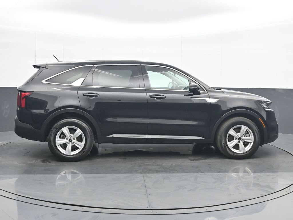 Used 2023 Kia Sorento LX image 7