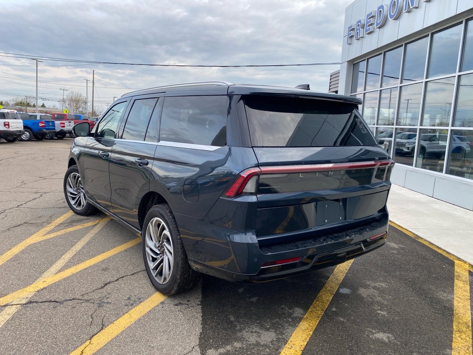 Used 2025 Lincoln Navigator Reserve AWD/4WD image 3