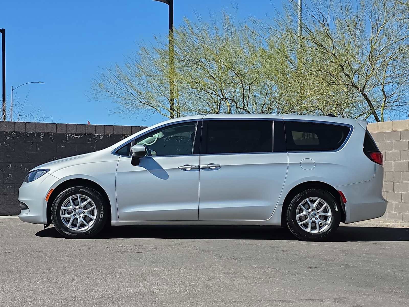 Used 2022 Chrysler Voyager LX image 6