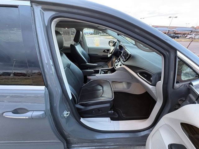 Used 2023 Chrysler Pacifica Limited image 30