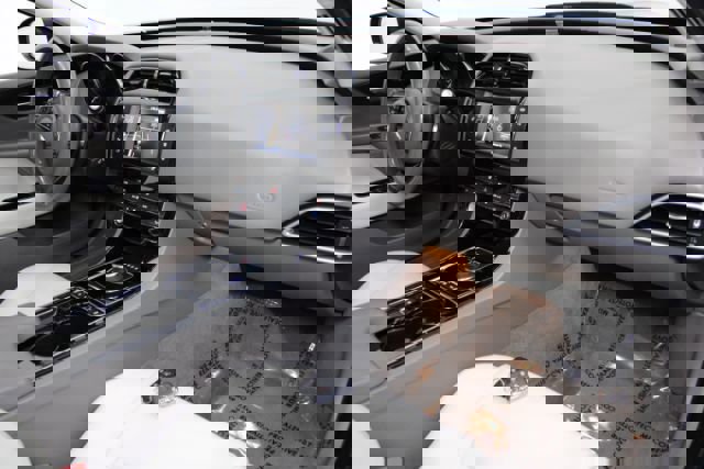 Used 2017 Jaguar XE Premium image 27